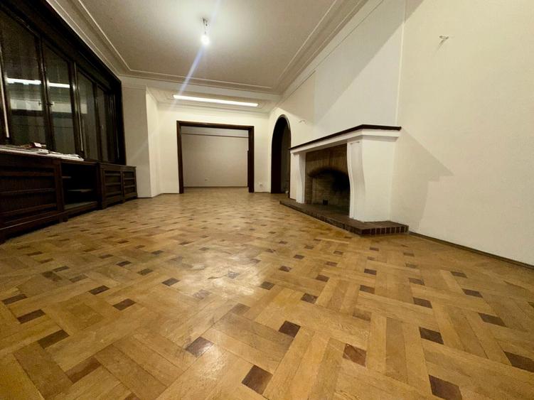 Penthouse cu 5 camere semidecomandat în Armeneasca