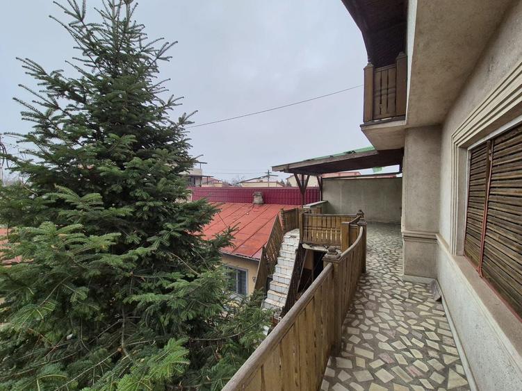 Casă individuală cu 7 camere cu Canalizare în Andronache