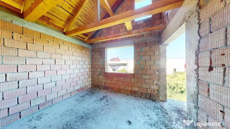 Casă cu 5 camere cu Teren 1000 Mp în Cristian