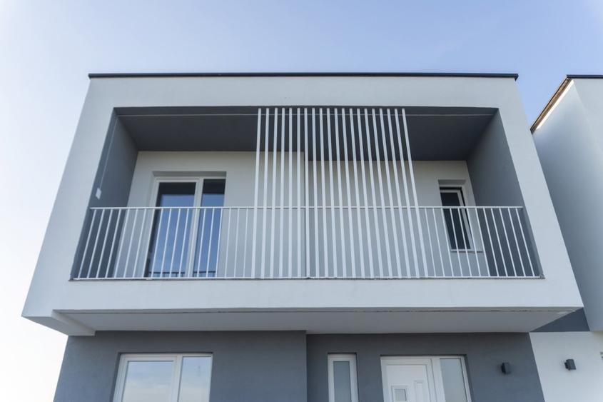 Duplex cu 4 camere cu Canalizare în Aeroport