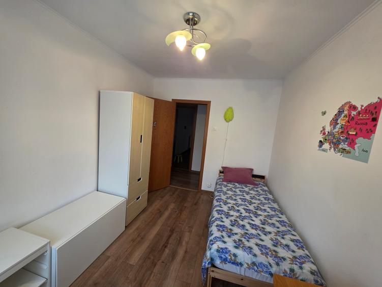 Apartament cu 3 camere semidecomandat, mobilat în Titan