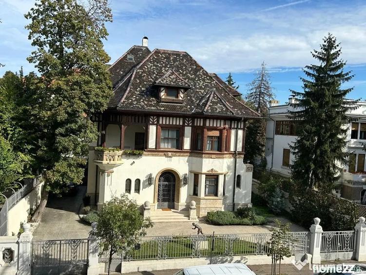 Casă cu 7 camere cu Teren 992 Mp în Aviatorilor