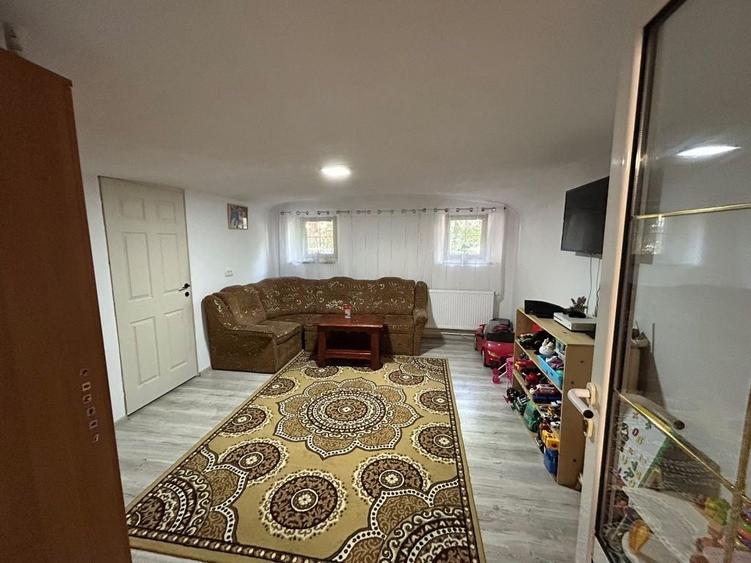 Apartament cu 2 camere semidecomandat în Intim