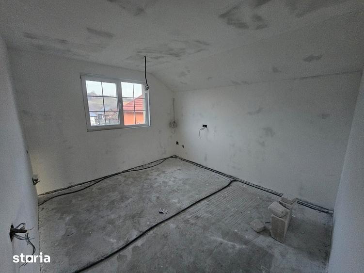 Casă cu 4 camere cu Teren 407 Mp în Țițești