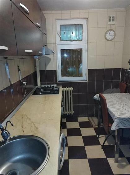 Apartament cu 3 camere decomandat, mobilat în Berceni