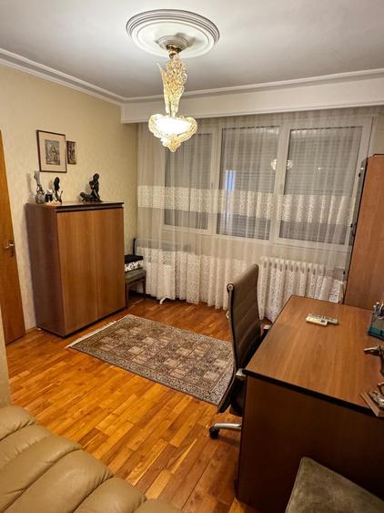 Apartament cu 3 camere semidecomandat în Bucur Obor