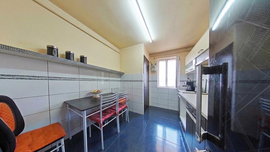 Apartament cu 3 camere semidecomandat, mobilat în P-ța Gării