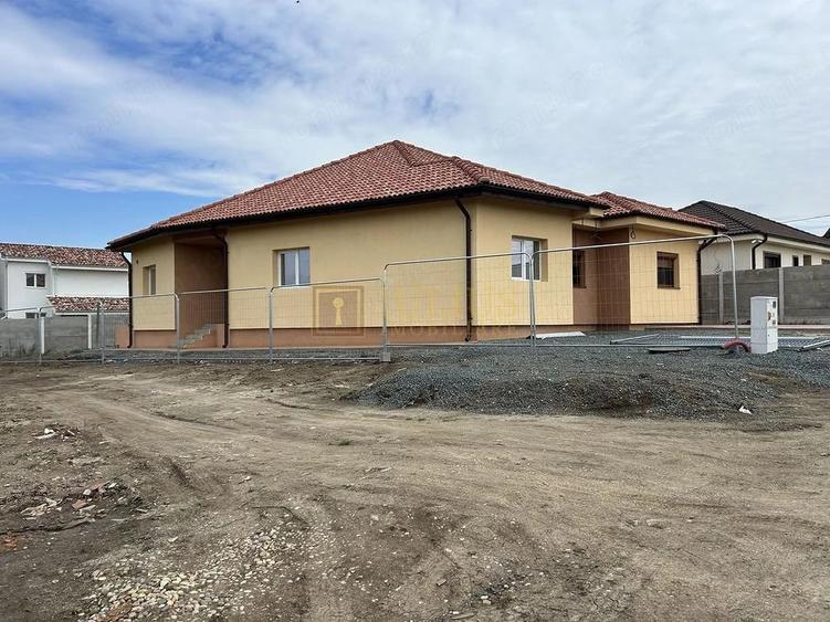 Casă cu 3 camere cu Teren 300 Mp în Dumbrăvița