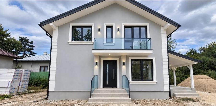 FARA COMISIOANE la drum asfaltat casa eleganta cu 4 camere 2 bai terasa P+M - 1