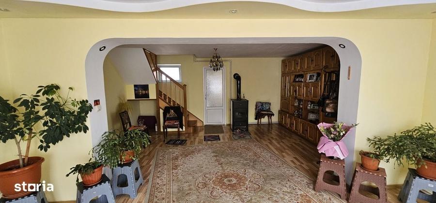 Casă cu 4 camere în Coman