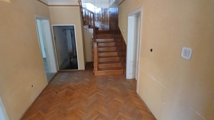 Casă individuală cu 5 camere cu Canalizare în Vest