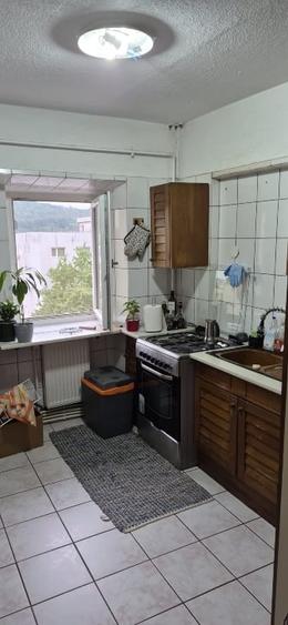 Apartament cu 3 camere decomandat, mobilat în Nicolina
