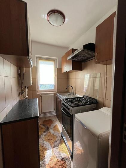 Apartament cu 3 camere semidecomandat, mobilat în Central