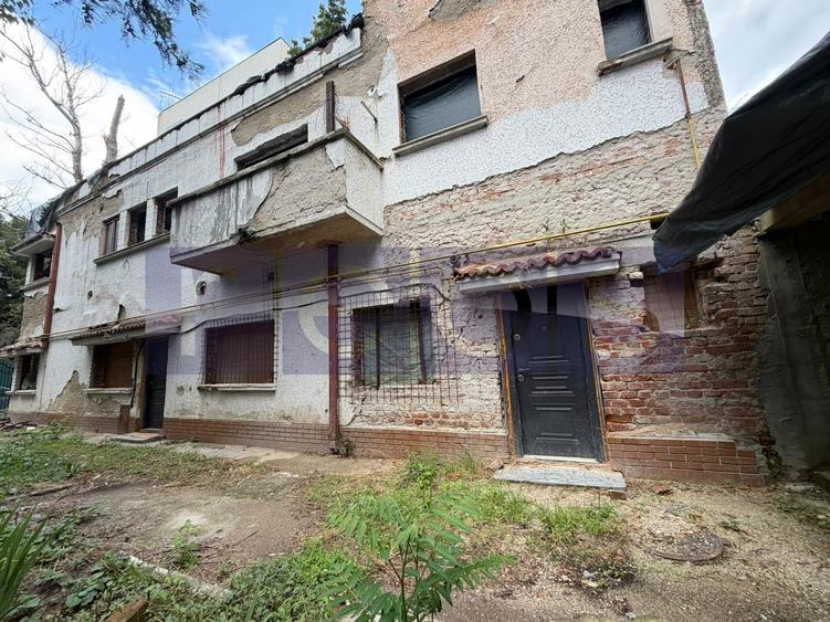 Casă individuală cu 8 camere cu Canalizare în Dorobanți