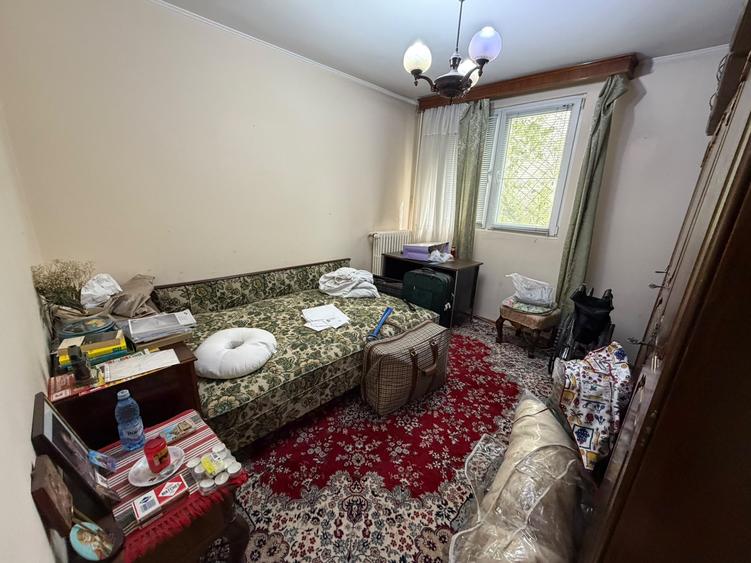 Apartament cu 3 camere semidecomandat în Titan
