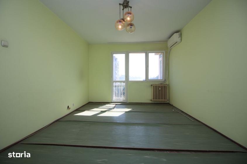 Apartament cu 3 camere semidecomandat în Titan