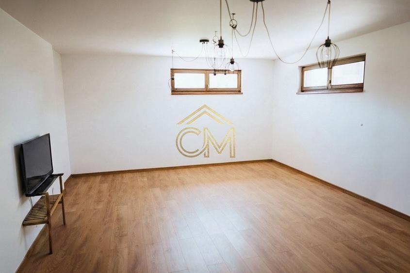 Casă individuală cu 8 camere cu Canalizare în Șelimbăr