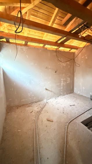 Casă individuală cu 3 camere cu Teren 1678 Mp în Est