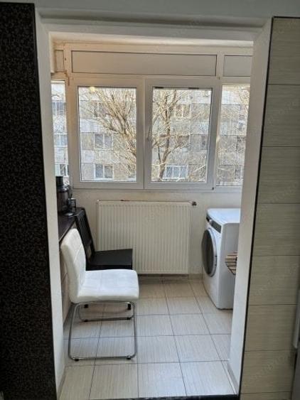 Apartament cu 3 camere semidecomandat în Berceni