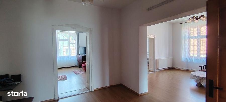 Casă cu 4 camere cu Teren 1180 Mp în Central