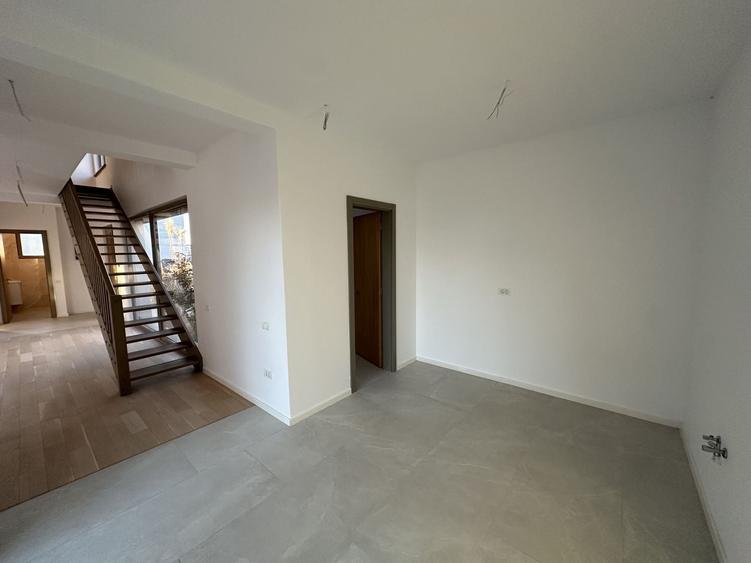 Duplex cu 5 camere cu Canalizare în Exterior Nord