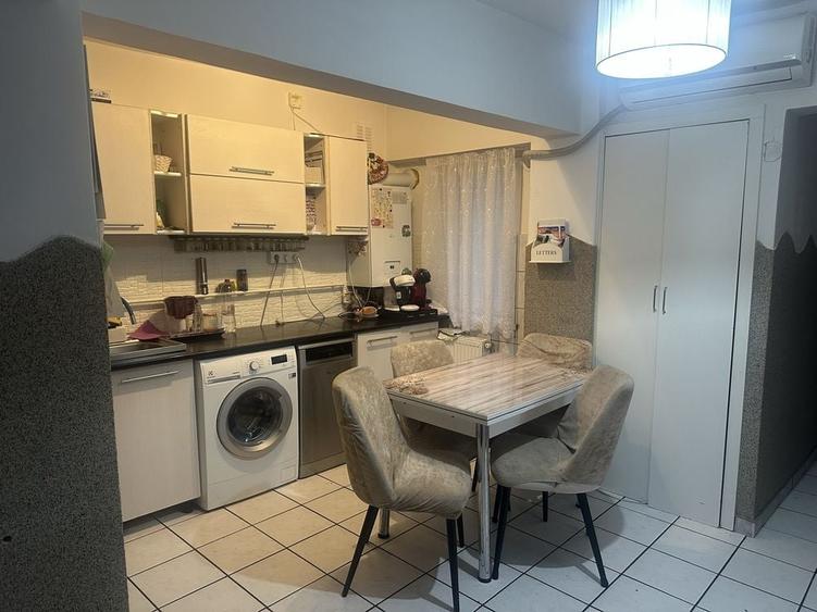 Apartament cu 4 camere decomandat în Micro 16