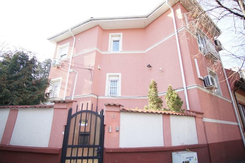 Casă individuală cu 8 camere cu Canalizare în Vatra Luminoasă