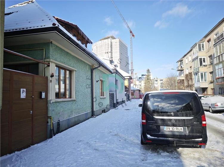 Casă individuală cu 8 camere cu Teren 377 Mp în Centrul Civic