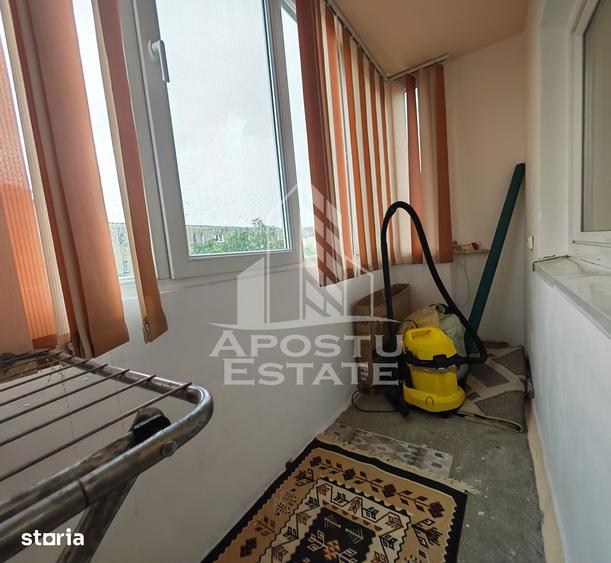 Apartament cu 3 camere semidecomandat, mobilat în Aradului