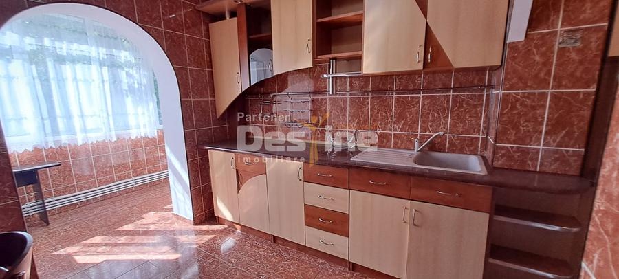 Apartament cu 3 camere decomandat, mobilat în Nicolina