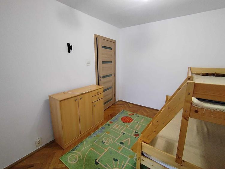 Apartament cu 3 camere decomandat în Girocului