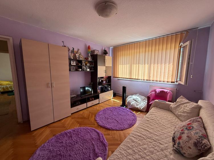 Apartament cu 3 camere semidecomandat în Cetății