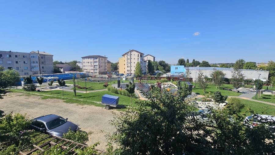 Apartament cu 4 camere semidecomandat în Nord