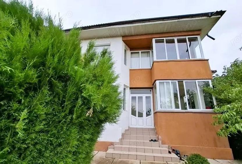 Casă cu 6 camere cu Teren 3150 Mp în Central