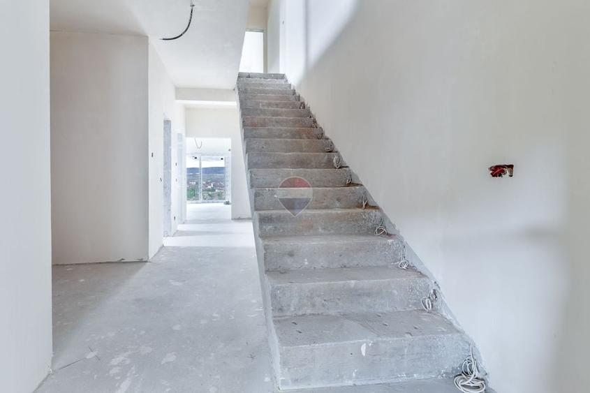Duplex cu 4 camere cu Teren 325 Mp în Nord-Est