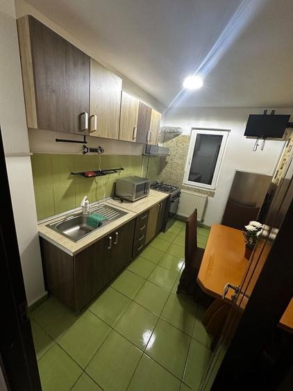 Apartament cu 2 camere semidecomandat în Craiovița Nouă