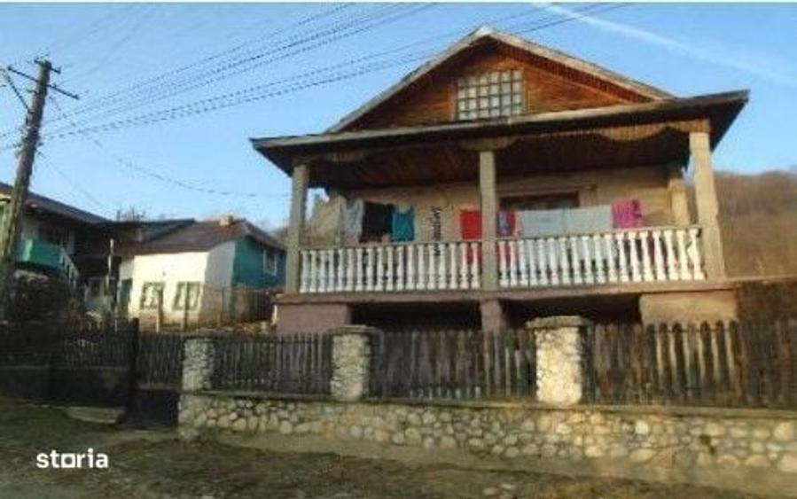 Casă cu 3 camere în Dârmănești