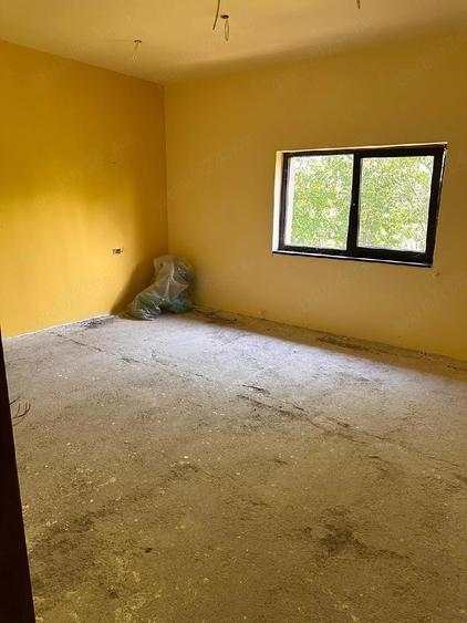 Casă cu 4 camere cu Teren 1700 Mp în Pietroasele