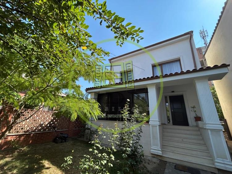 Casă individuală cu 5 camere cu Canalizare în Central