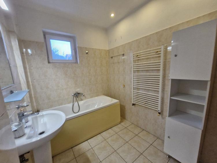 Apartament cu 3 camere decomandat în Șcheia