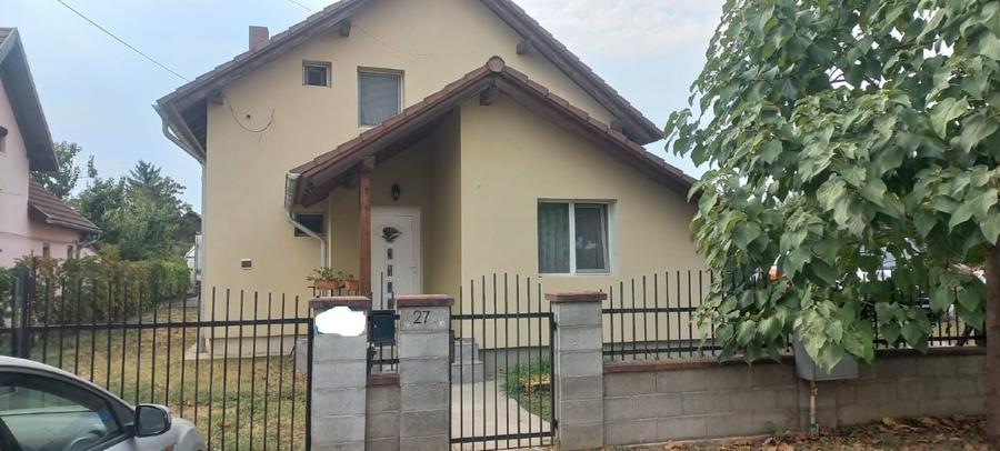 Casă individuală cu 4 camere cu Canalizare în Giarmata