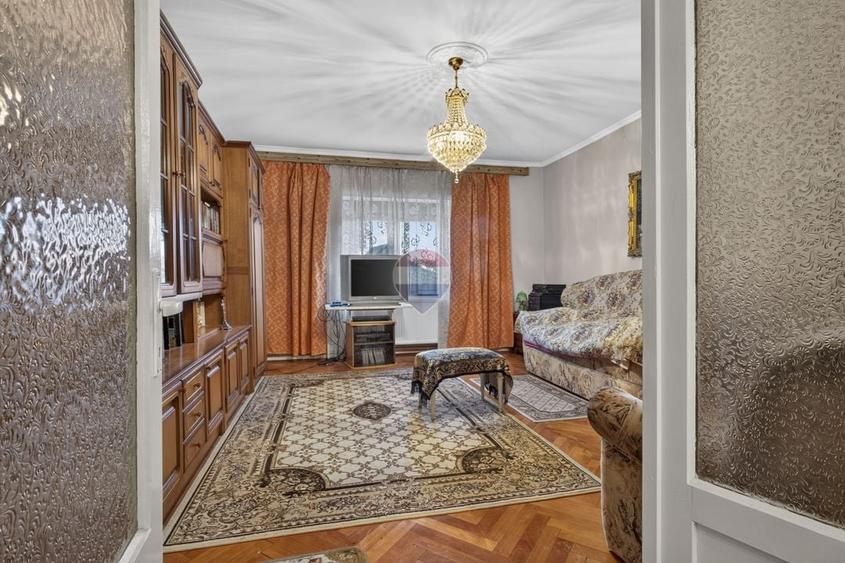 Casă individuală cu 4 camere cu Teren 1371 Mp în Central