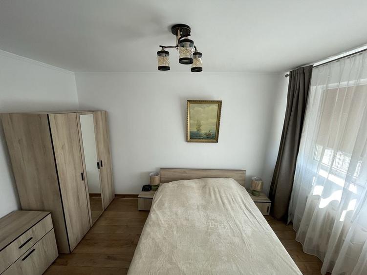 Apartament cu 3 camere decomandat în Far
