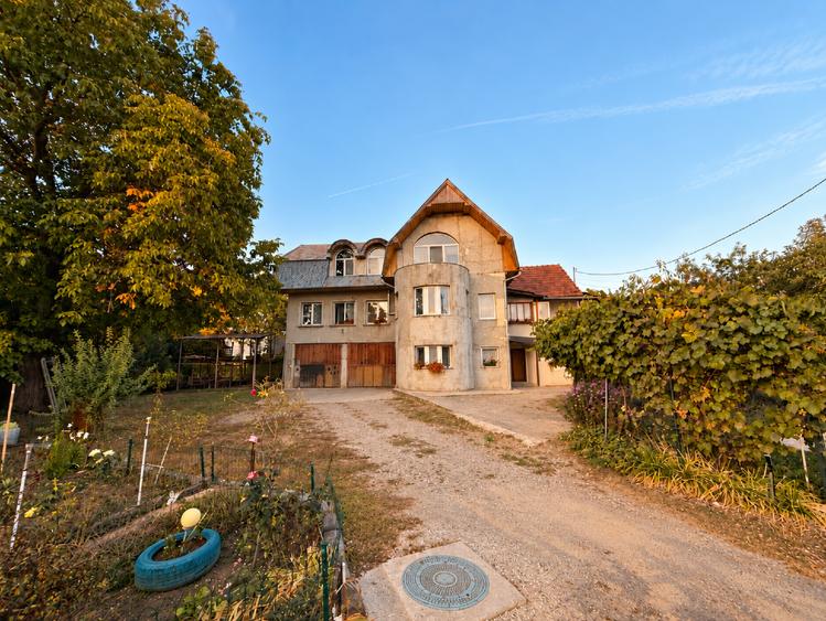 Casă individuală cu 5 camere cu Teren 1366 Mp în Dâmbul Rotund