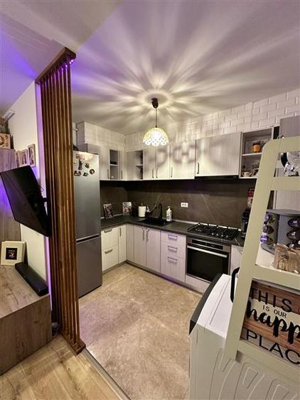 Apartament cu 3 camere semidecomandat în Galata