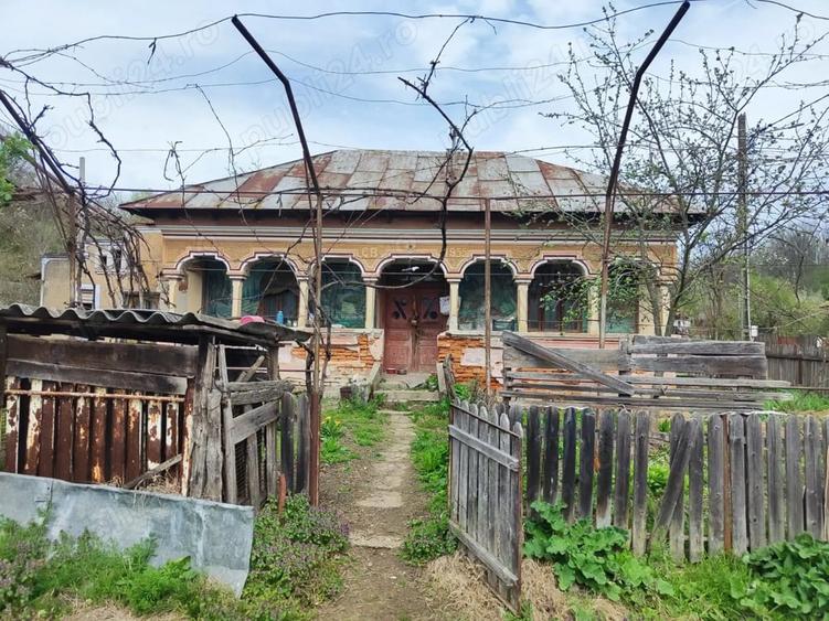 Casă cu 6 camere cu Teren 2080 Mp în Gura Foii