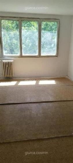 Apartament cu 3 camere semidecomandat în Berceni