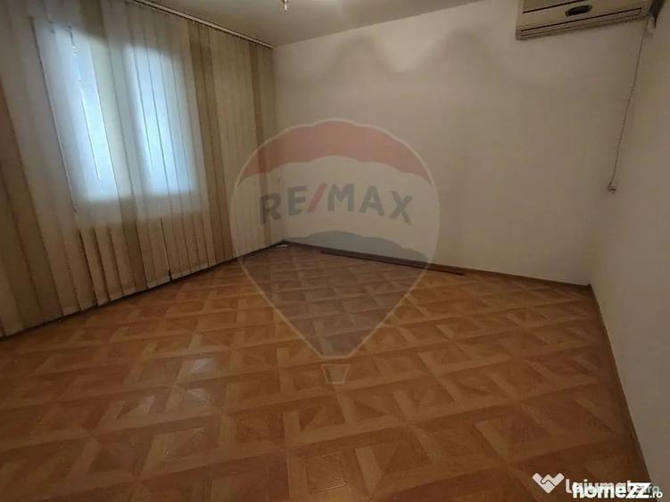 Apartament cu 3 camere decomandat în Sud