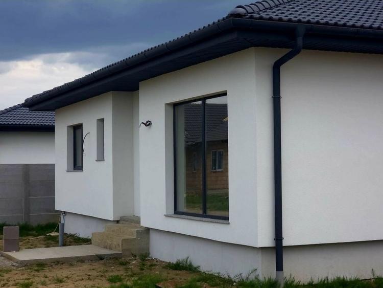 Casă individuală cu 3 camere cu Canalizare în Lazuri