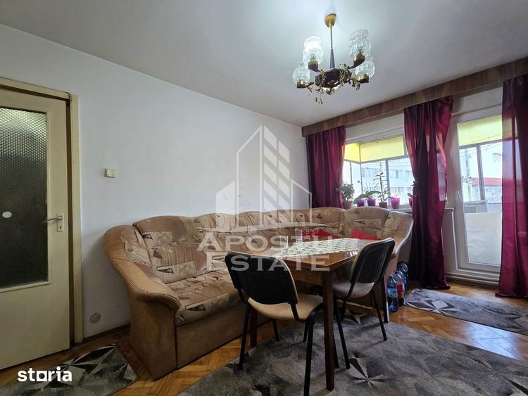 Apartament cu 4 camere semidecomandat în Dacia